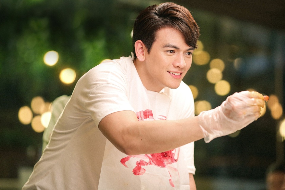Lan Ngọc bật mí hậu trường khi đóng cảnh nóng cùng người mẫu Lê Xuân Tiền - 9 Người mẫu Lê Xuân Tiền thừa nhận bản thân gặp nhiều khó khăn, áp lực trong lần đầu lấn sân điện ảnh, đặc biệt là phải đóng chung với những diễn viên có nhiều kinh nghiệm như Lan Ngọc, Thùy Anh… “Tuy nhiên, đây cũng là may mắn bởi tôi có cơ hội học hỏi nhiều kinh nghiệm cho những dự án sau”, anh nói.