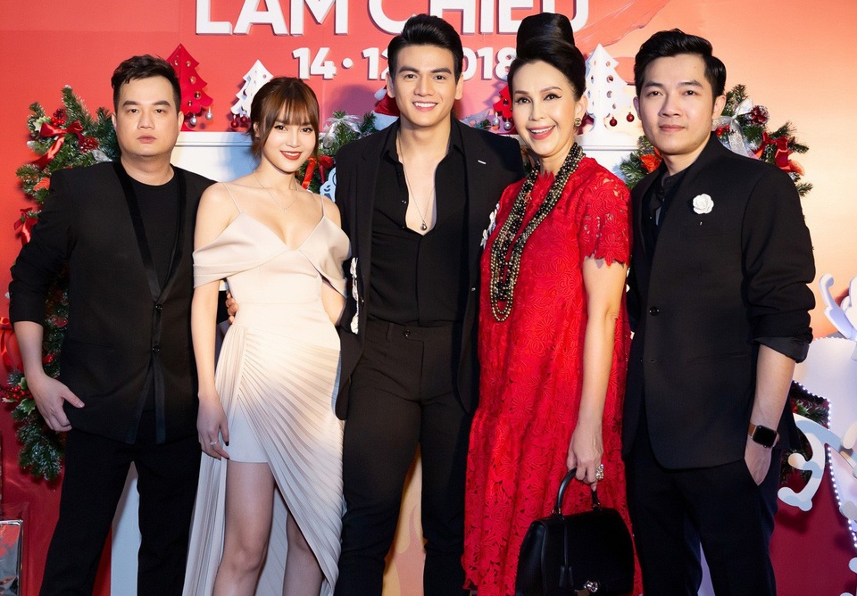 Lan Ngọc bật mí hậu trường khi đóng cảnh nóng cùng người mẫu Lê Xuân Tiền - 1 Không gian buổi ra mắt được trang trí như một đêm tiệc Giáng sinh thực thụ với ba màu chủ đạo là đỏ, đen và trắng. Dàn diễn viên trong phim diện lại những thiết kế gắn liền với hình ảnh trong phim. Tại buổi công chiếu, đoàn làm phim đã có những chia sẻ về quá trình thực hiện dự án phim.