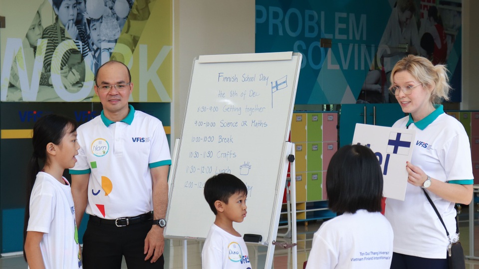 Lần đầu tiên có trường phổ thông quốc tế nằm trong ĐH công lập - 2 Giáo viên người Phần Lan hướng dẫn học sinh