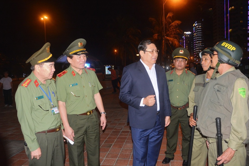 "Xã hội đen tới nhà đe dọa dân, chủ tịch phường không biết là tắc trách" - 3 Chủ tịch UBND TP Đà Nẵng cùng lãnh đạo công an TP kiểm tra công tác tổ chức tuần tra phòng, chống tội phạm vào ngày 3/12 vừa qua