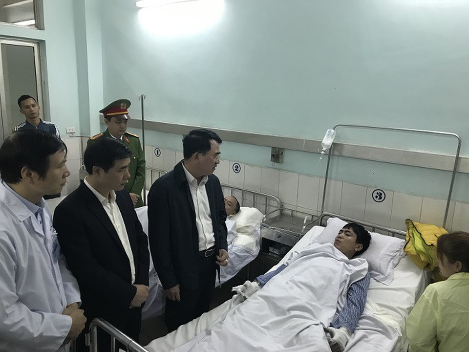 Vụ nổ lò luyện thép: Thêm một nạn nhân tử vong - 2 Ông Lê Khắc Nam, Phó chủ tịch UBND thành phố thăm hỏi và trao tiền hỗ trợ của thành phố cho các nạn nhân đang điều trị tại bệnh viện Việt Tiệp