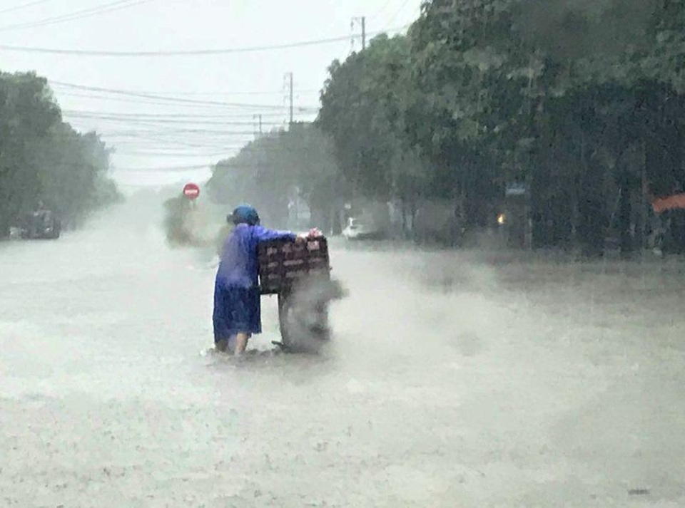 "Hố tử thần" xuất hiện trong trận mưa-ngập bất thường ở TP Vinh - 4 Giao thông tê liệt, nhiều tuyến đường ngập sâu từ 20-50cm.