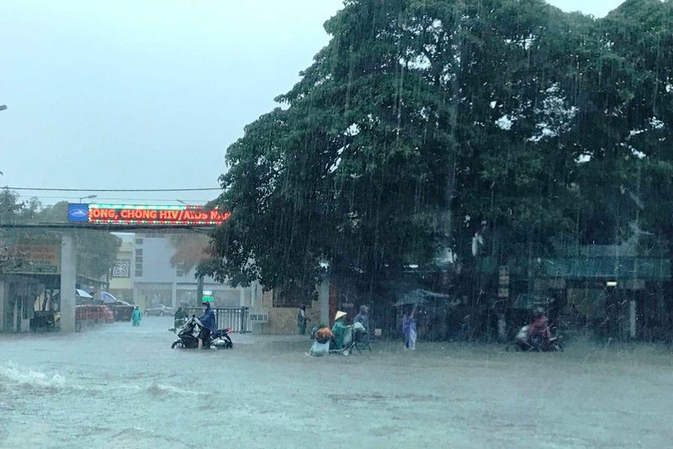 "Hố tử thần" xuất hiện trong trận mưa-ngập bất thường ở TP Vinh - 2 "Hố tử thần" xuất hiện trong trận mưa-ngập bất thường ở TP Vinh - 2