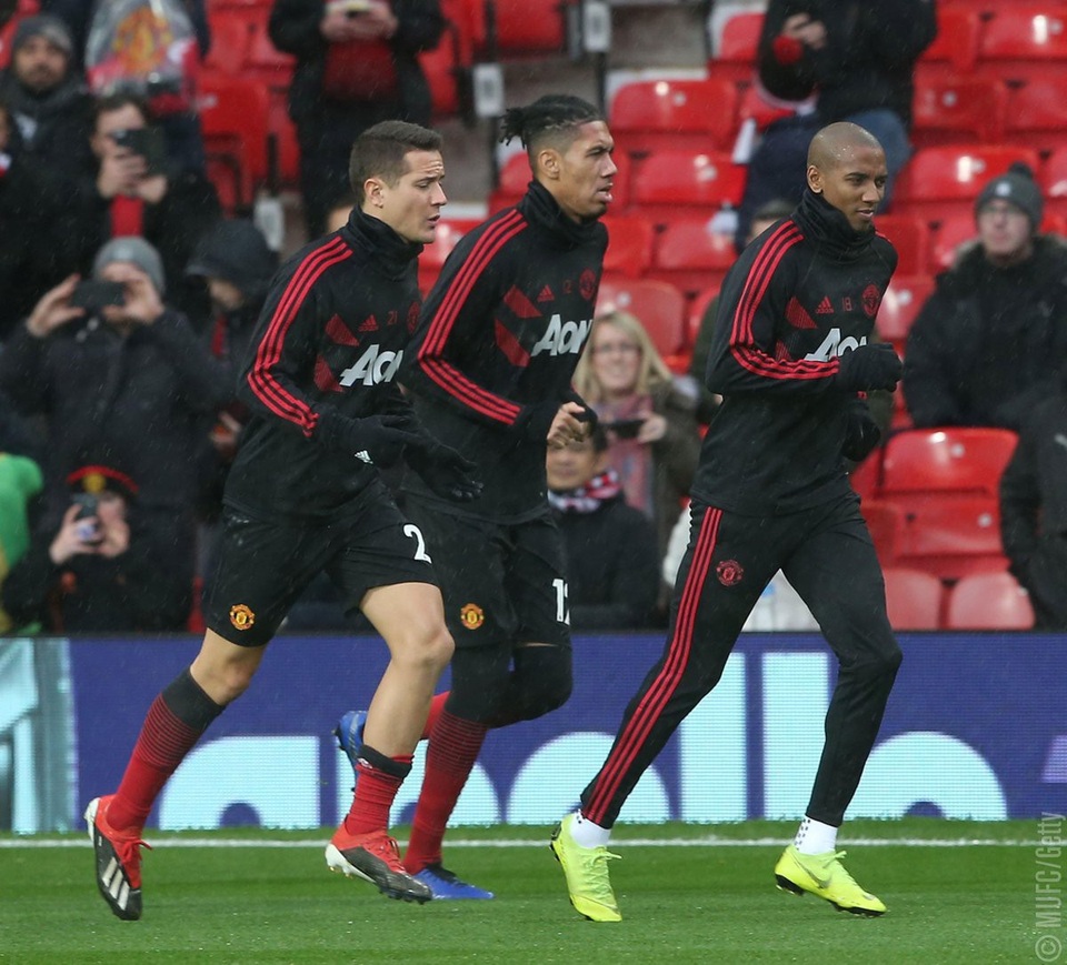Man Utd 4-1 Fulham: Tiệc bàn thắng ở Old Trafford - 9
Young (phải) sau một trận bị treo giò