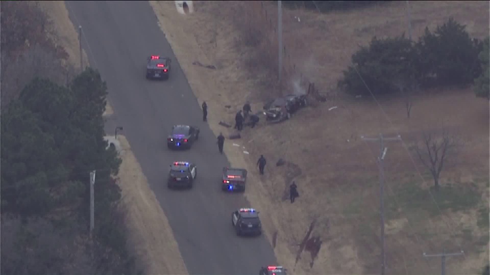 
Kỹ thuật PIT cho phép cảnh sát đưa mũi ô tô của họ áp sát đuôi ô tô vi phạm, sau đó chạm nhẹ rồi tăng tốc. Khi đó, xe ô tô vi phạm sẽ mất thăng bằng và quay vòng trước khi dừng lại.
