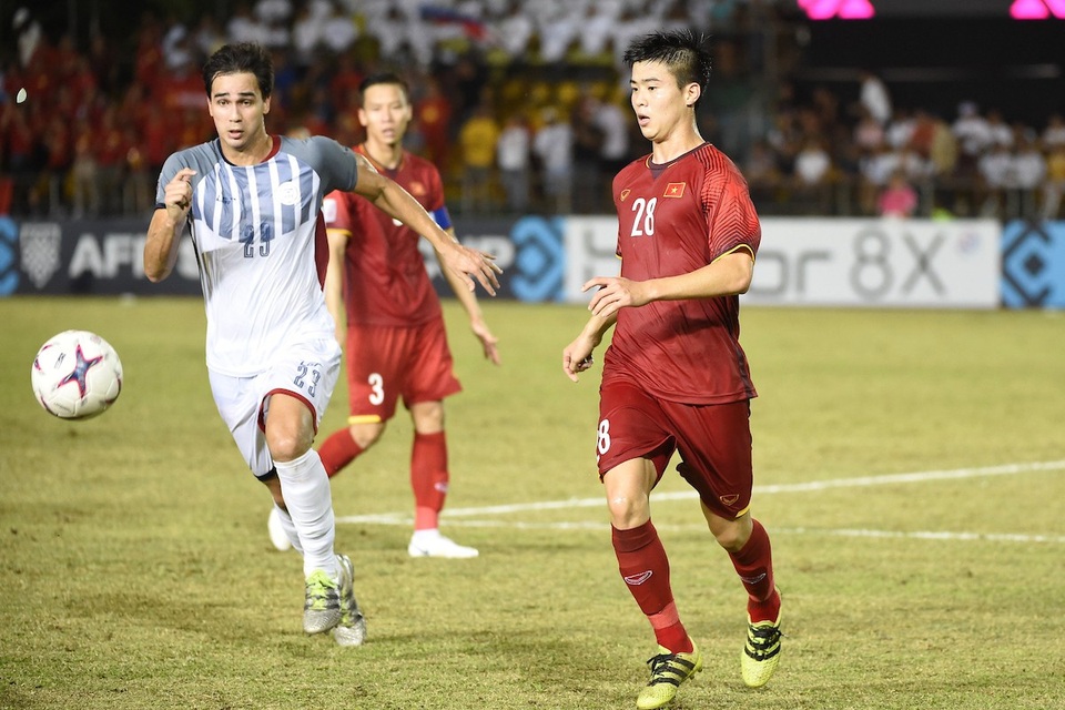 Huyền thoại tuyển Philippines: “Đội tuyển Việt Nam có tương lai tươi sáng” - 1
James Younghusband (trái) thi đấu với tuyển Việt Nam ở bán kết AFF Cup