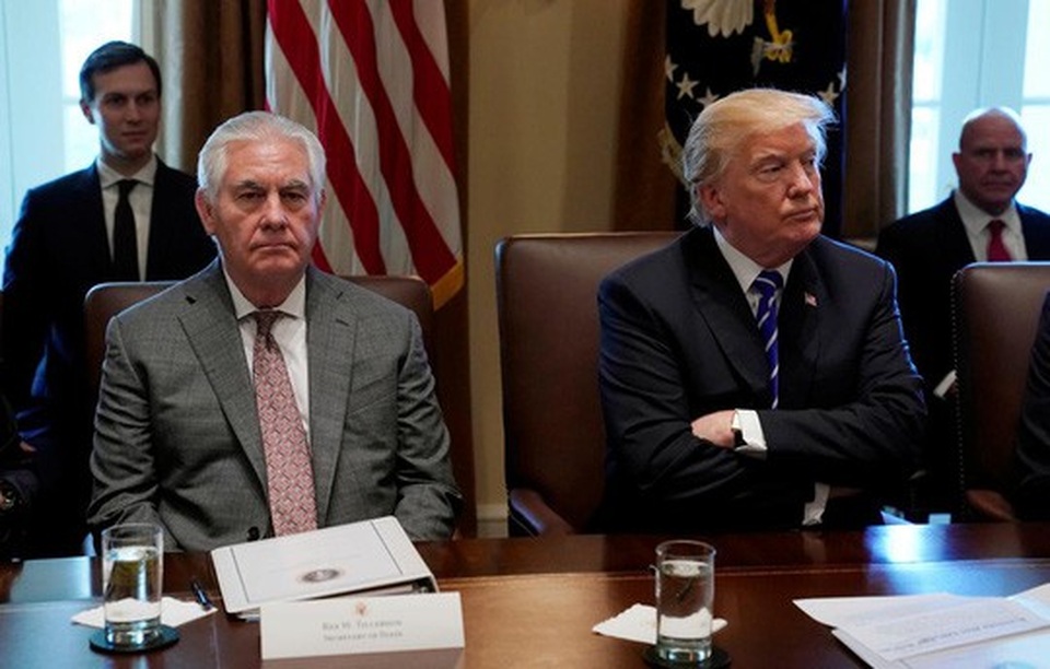 Ông Trump chê cựu ngoại trưởng Mỹ “đần độn” - 1
Cựu Ngoại trưởng Rex Tillerson và Tổng thống Mỹ Donald Trump. Ảnh: Reuters