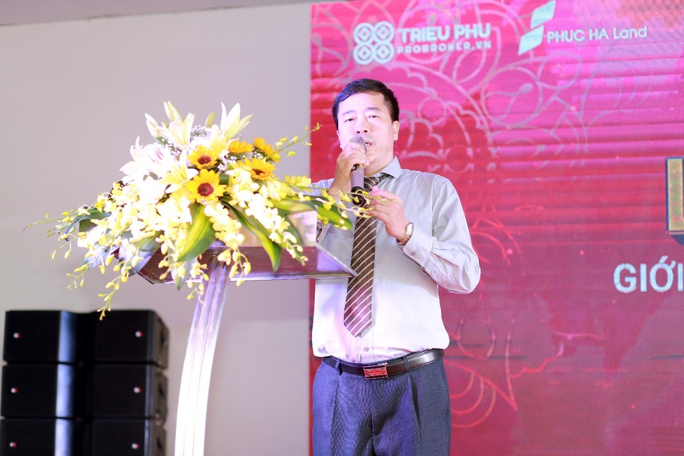 Hơn 400 chuyên viên tư vấn tham gia sự kiện “Kickoff – Giới thiệu dự án Thăng Long Capital” - 1 Đại diện chủ đầu tư Ông Vũ Văn Giản Tổng giám đốc Phúc Hà Group phát biểu tại sự kiện.
