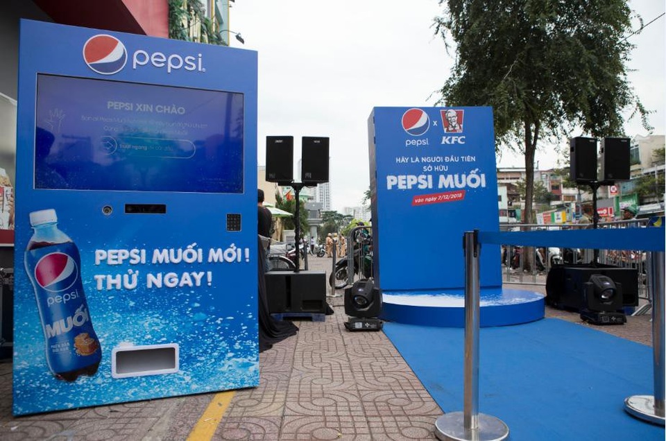 Pepsi Muối ra mắt hoành tráng khiến người hâm mộ ví như "iPhone" của làng nước giải khát - 1 Trước đó một ngày, hình ảnh hộp Pepsi “khổng lồ” gây tò mò cho nhiều bạn trẻ và người đi đường.