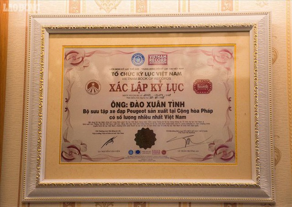 Chiếc xe đạp cổ của đại gia Hà Nội: Giá đắt bằng căn nhà phố Hàng Đào - 17
Ngày 18.11.2018, ông Đào Xuân Tình đã được TW Hội Kỷ lục Việt Nam đã trao kỷ lục quốc gia về người có sưu tập xe đạp Peugeot sản xuất tại cộng hòa Pháp có số lượng nhiều nhất.