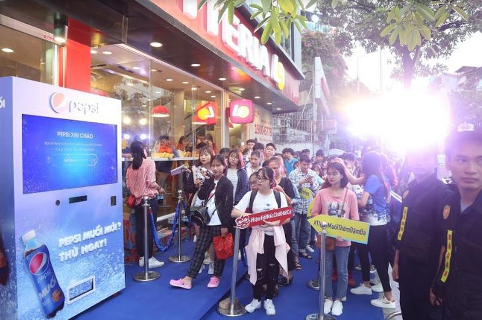 Pepsi Muối ra mắt hoành tráng khiến người hâm mộ ví như "iPhone" của làng nước giải khát - 2 Ngay lập tức, dòng người xếp hàng để “hẹn hò” Pepsi Muối không ngừng được nối dài tại Hà Nội…