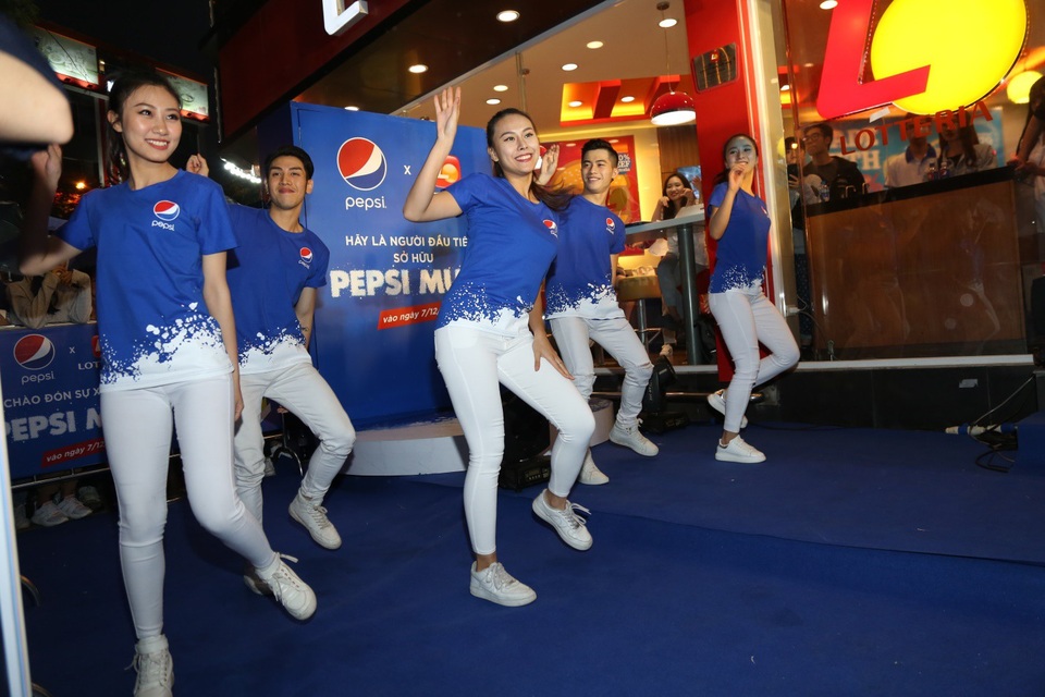 Pepsi Muối ra mắt hoành tráng khiến người hâm mộ ví như "iPhone" của làng nước giải khát - 4 Sân khấu bùng nổ, đám đông phấn khích trước điệu nhảy đầy chất trẻ trung mang tên – Vũ điệu Rắc muối.