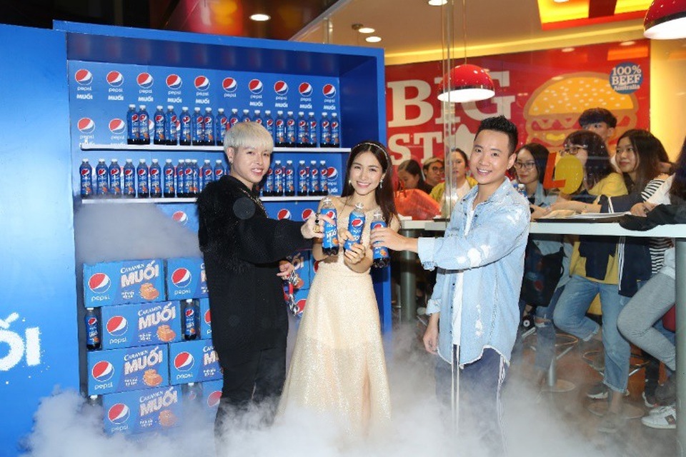 Pepsi Muối ra mắt hoành tráng khiến người hâm mộ ví như "iPhone" của làng nước giải khát - 5 Khoảnh khắc đẹp nhất là đây! Tất cả mọi người – từ những ca sĩ đến dòng người xếp hàng như hòa làm một, cùng đếm ngược đến màn “khui hộp” Pepsi Muối.