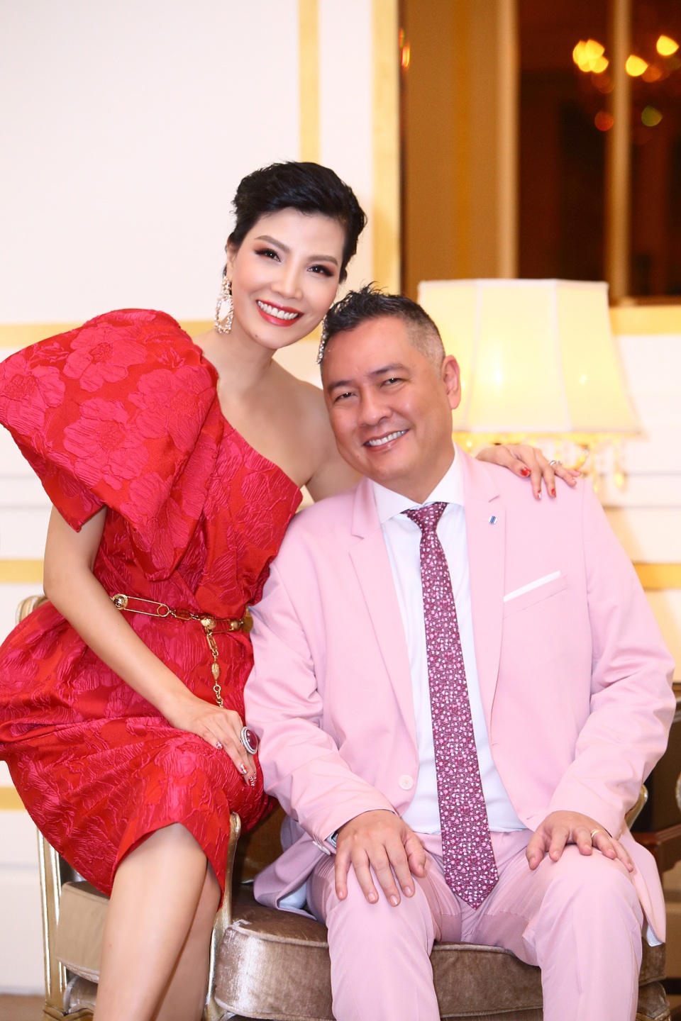 Vũ Cẩm Nhung từng khuyên chồng đi lấy vợ khác vì không thể sinh con - 1 Vũ Cẩm Nhung và chồng doanh nhân.