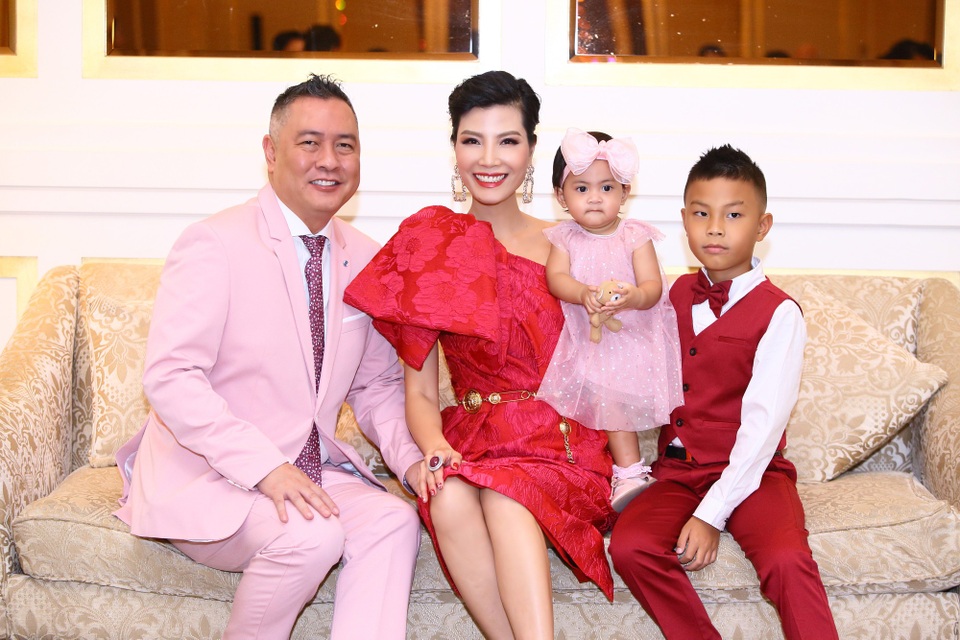 Vũ Cẩm Nhung từng khuyên chồng đi lấy vợ khác vì không thể sinh con - 2 Vũ Cẩm Nhung từng khuyên chồng đi lấy vợ khác vì không thể sinh con - 2