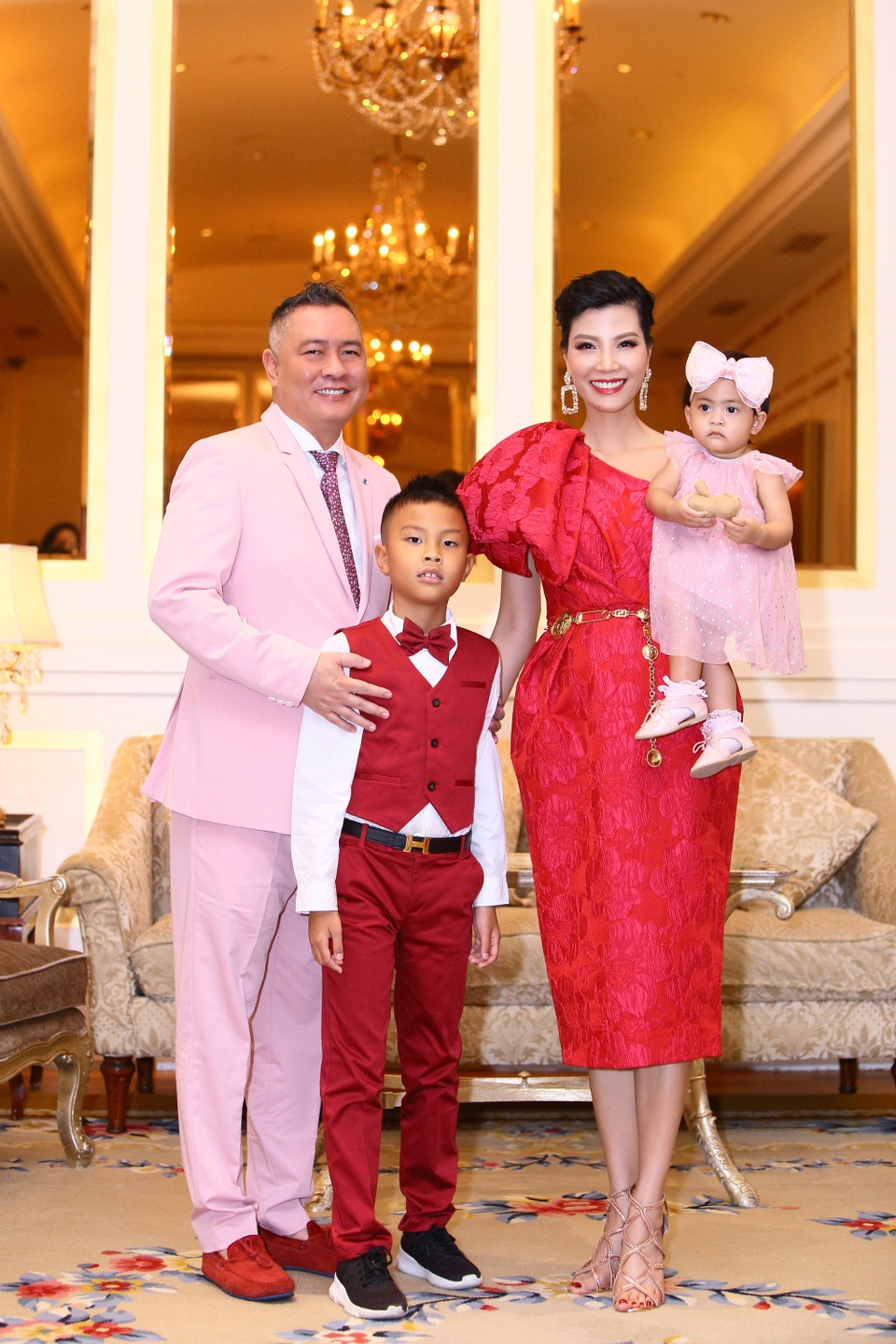Vũ Cẩm Nhung từng khuyên chồng đi lấy vợ khác vì không thể sinh con - 3 Vợ chồng Vũ Cẩm Nhung và hai thiên thần nhí.