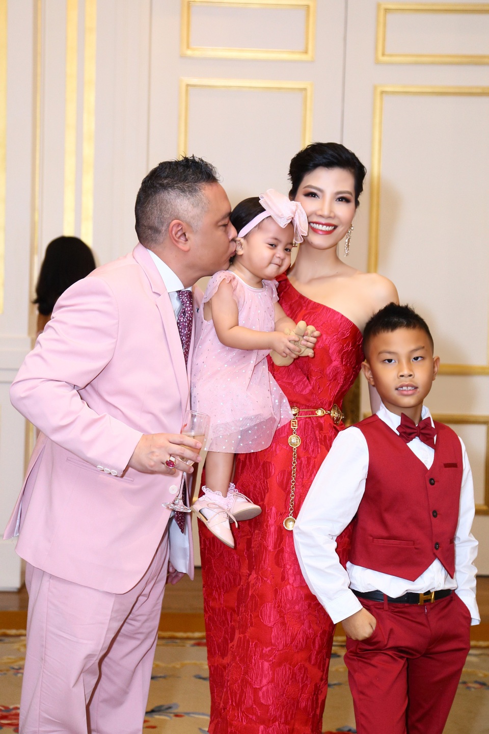 Vũ Cẩm Nhung từng khuyên chồng đi lấy vợ khác vì không thể sinh con - 5 Vợ chồng Vũ Cẩm Nhung đang có cuộc sống viên mãn trong ngôi biệt thự 500m tại TP.HCM.