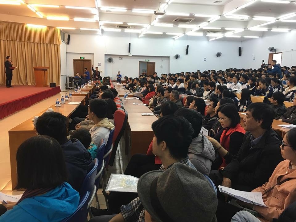 Tuyển sinh 2019: Thí sinh đổ xô chọn ngành học đào tạo bằng tiếng Anh - 1
Hàng trăm thí sinh lắng nghe tư vấn về các ngành học của trường ĐH Việt Pháp