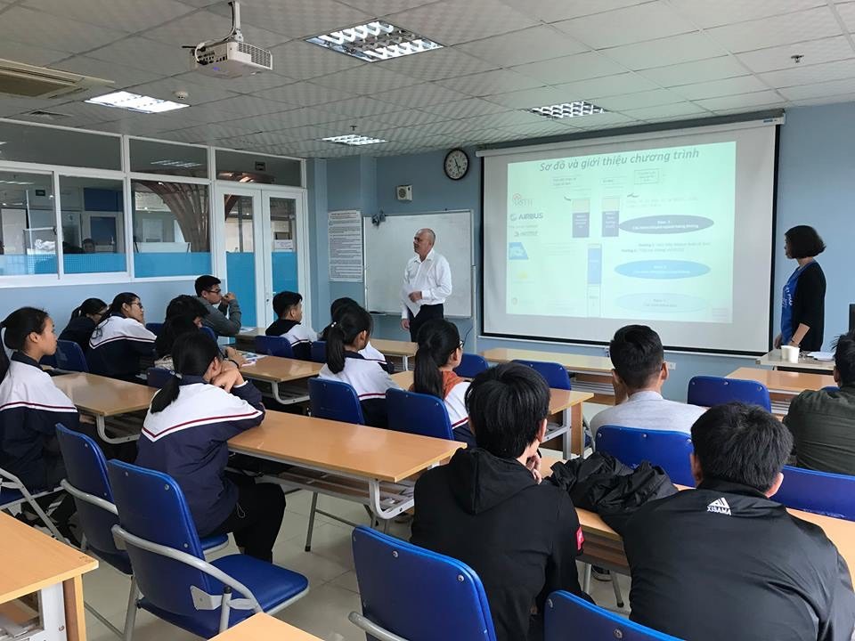 Tuyển sinh 2019: Thí sinh đổ xô chọn ngành học đào tạo bằng tiếng Anh - 2
Các giảng viên nước ngoài tư vấn cho các thí sinh