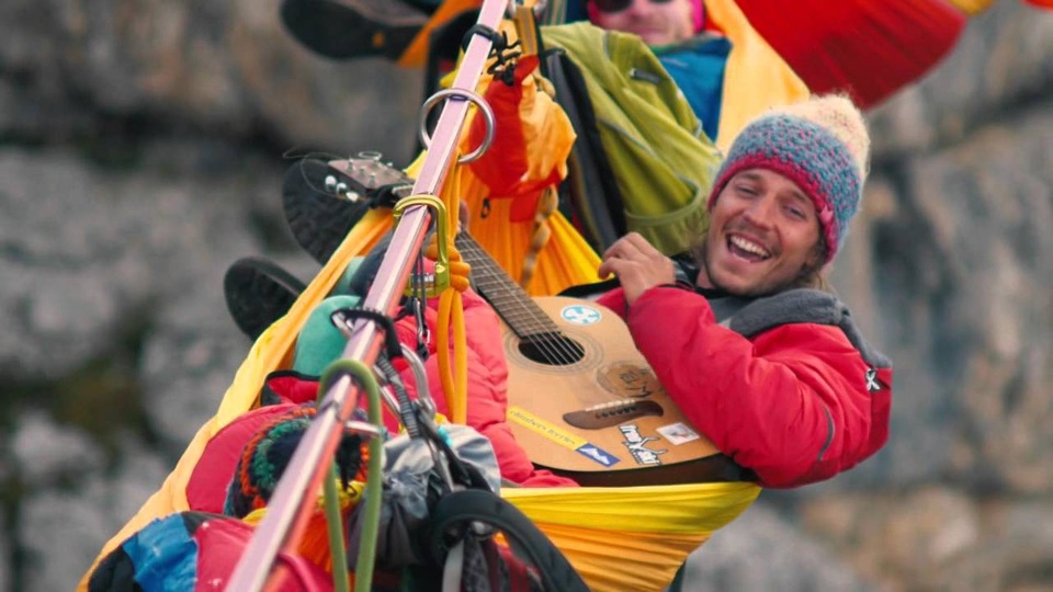 Mắc võng nằm giữa vực sâu - thú vui dành cho người ưa mạo hiểm