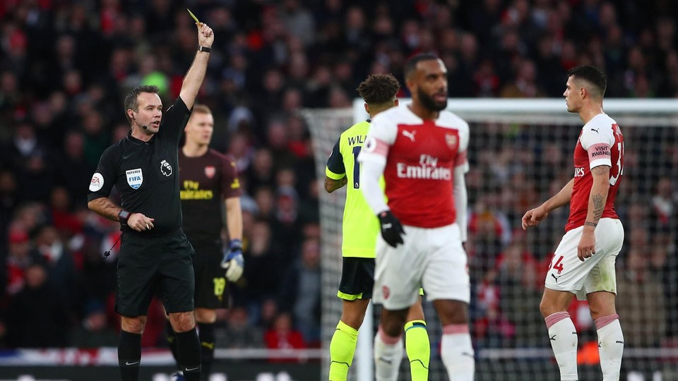 
Arsenal (áo đỏ trắng) đã có một trận đấu vô cùng khó khăn ngay tại sân nhà
