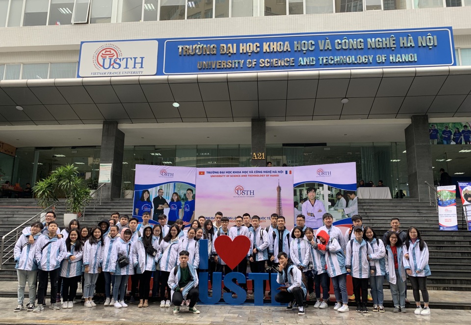 Tuyển sinh 2019: Thí sinh đổ xô chọn ngành học đào tạo bằng tiếng Anh - 3 Tuyển sinh 2019: Thí sinh đổ xô chọn ngành học đào tạo bằng tiếng Anh - 3