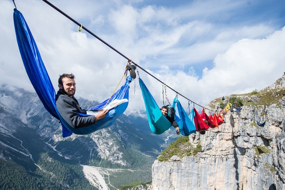 Những chiếc võng nhiều màu sắc nằm nối đuôi nhau chạy dọc theo vực sâu