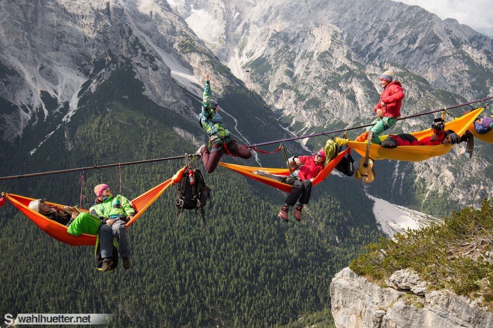 Một số người còn biểu diễn giữa không trung