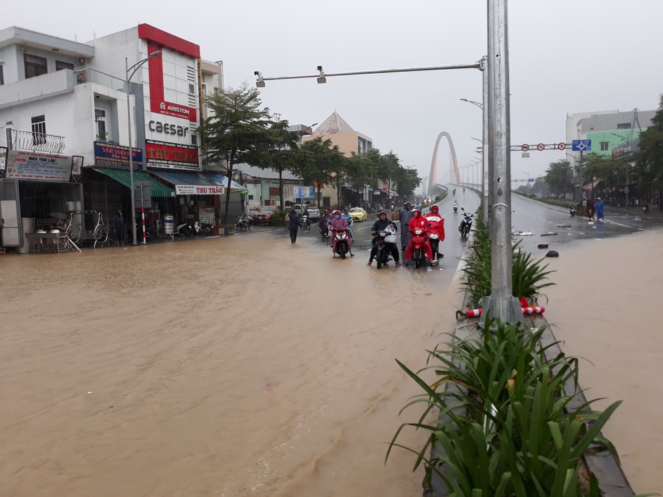 Đà Nẵng "thất thủ", ngập nặng chưa từng thấy - 6 Đà Nẵng "thất thủ", ngập nặng chưa từng thấy - 6