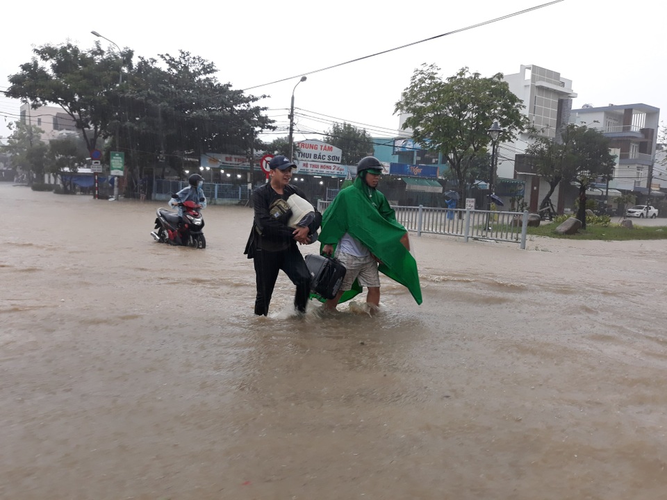 Đà Nẵng "thất thủ", ngập nặng chưa từng thấy - 1 Đà Nẵng "thất thủ", ngập nặng chưa từng thấy - 1