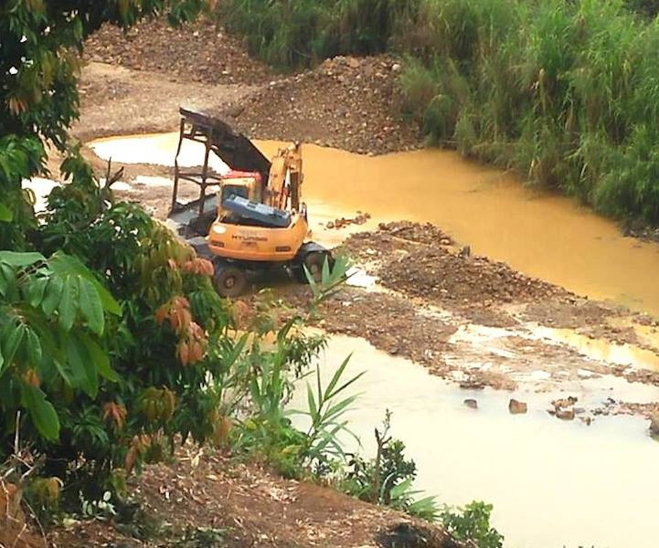 Bắc Giang: Có hay không việc “bảo kê” cho cát tặc hoành hành tại huyện Lục Nam? - 2
Người dân khó tin khi chính quyền địa phương không biết máy xúc, máng sàng và ô tô tải khai thác cát tặc ngay dưới suối Ba Cô. (Ảnh chụp sáng 9/12).