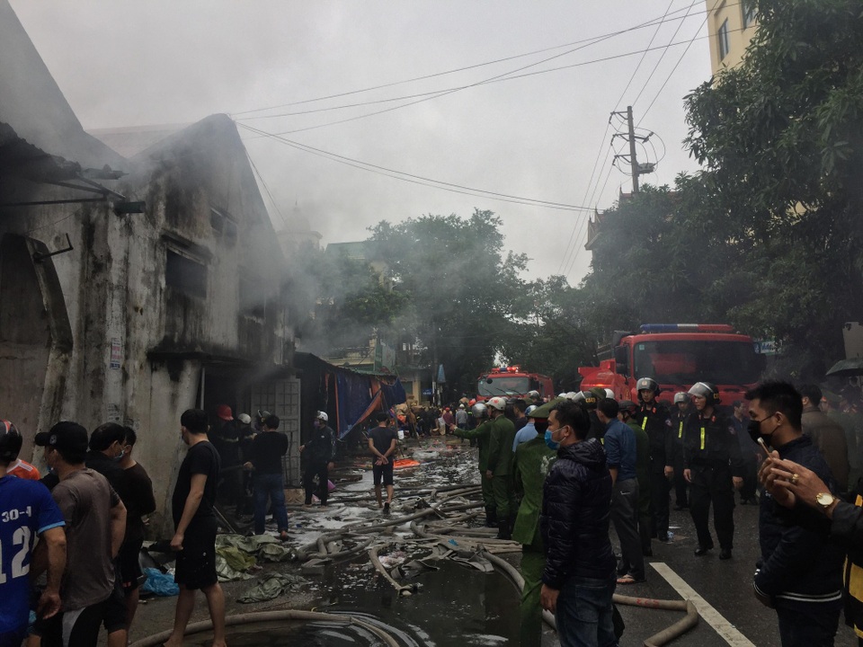 Kho hàng rộng 2.000m2 phục vụ Tết Nguyên đán bốc cháy ngùn ngụt - 4 Phương tiện chữa cháy chuyên dụng được điều tới hiện trường.