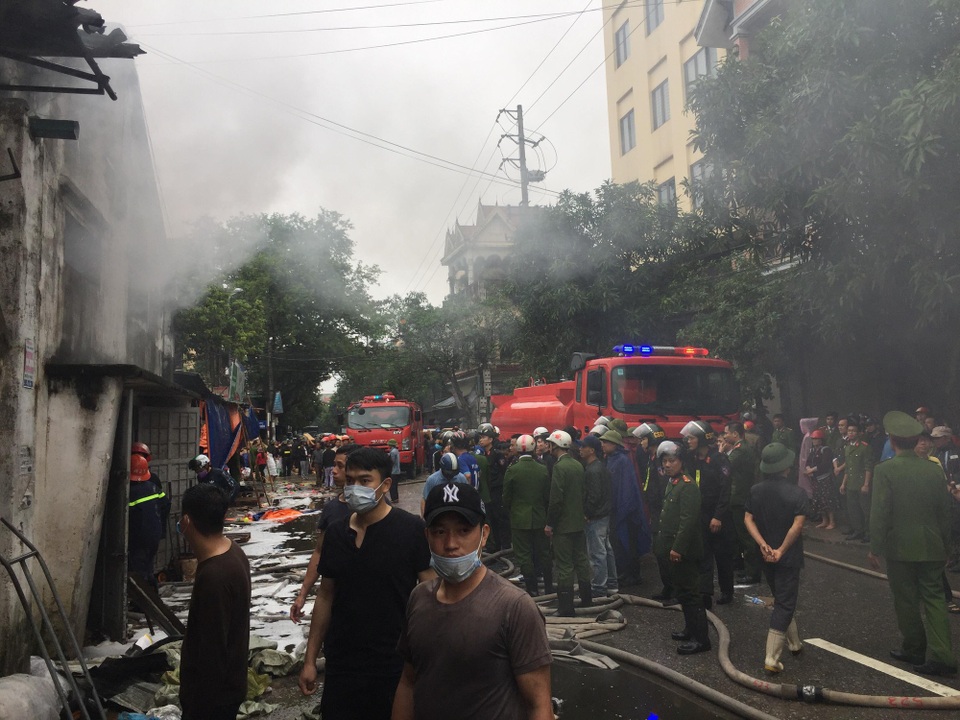 Kho hàng rộng 2.000m2 phục vụ Tết Nguyên đán bốc cháy ngùn ngụt - 10 Đến 15h30, ngọn lửa cơ bản được khống chế. Nhiều hàng hóa đã bị thiêu ra tro. Thiệt hại vẫn chưa được xác định.