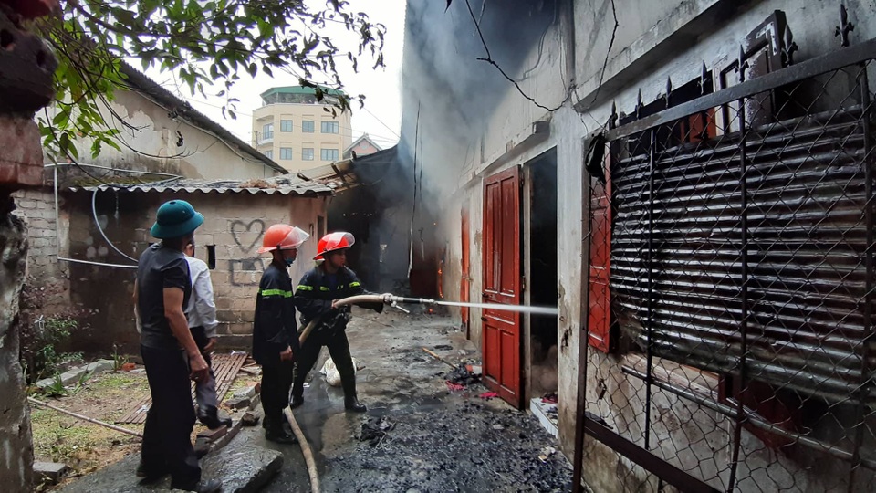 Kho hàng rộng 2.000m2 phục vụ Tết Nguyên đán bốc cháy ngùn ngụt - 5 Triển khai công tác chữa cháy...