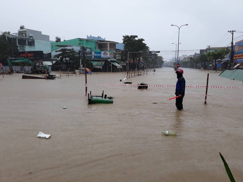 Đà Nẵng "thất thủ", ngập nặng chưa từng thấy - 7 Đà Nẵng "thất thủ", ngập nặng chưa từng thấy - 7