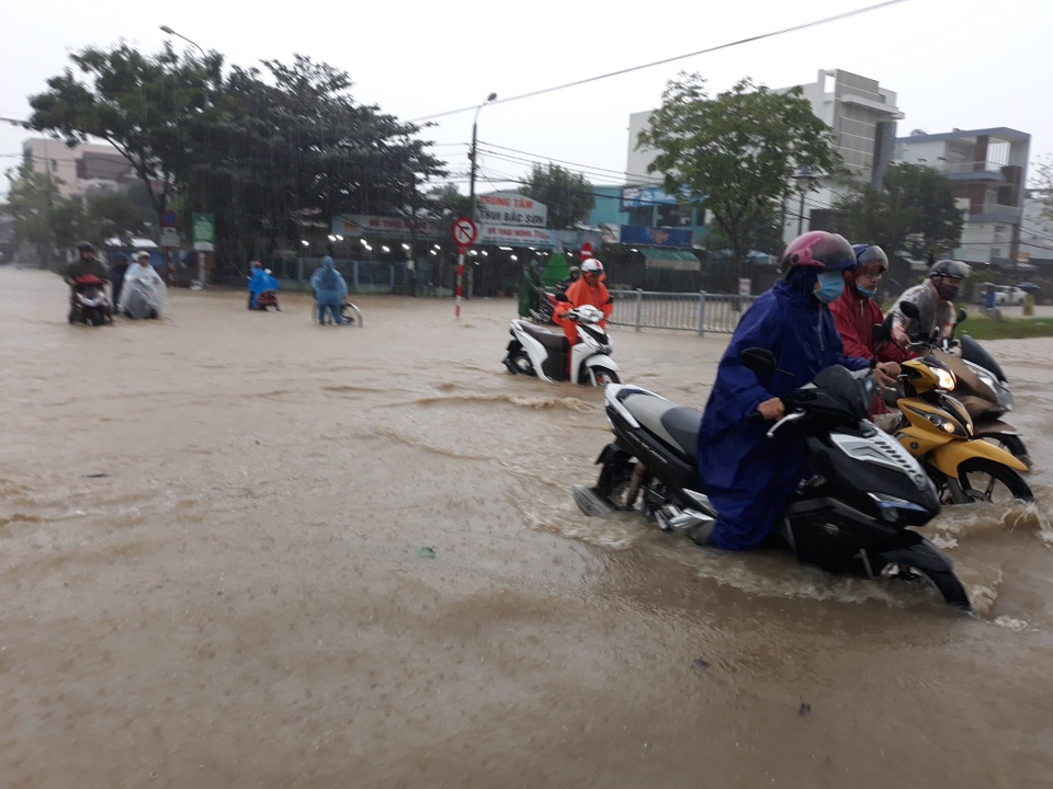 Đà Nẵng "thất thủ", ngập nặng chưa từng thấy - 2 Đà Nẵng "thất thủ", ngập nặng chưa từng thấy - 2