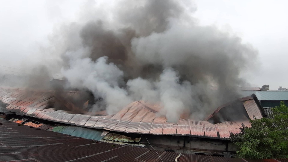 Kho hàng rộng 2.000m2 phục vụ Tết Nguyên đán bốc cháy ngùn ngụt - 2 Toàn bộ phần mái của kho hàng bị sập xuống.