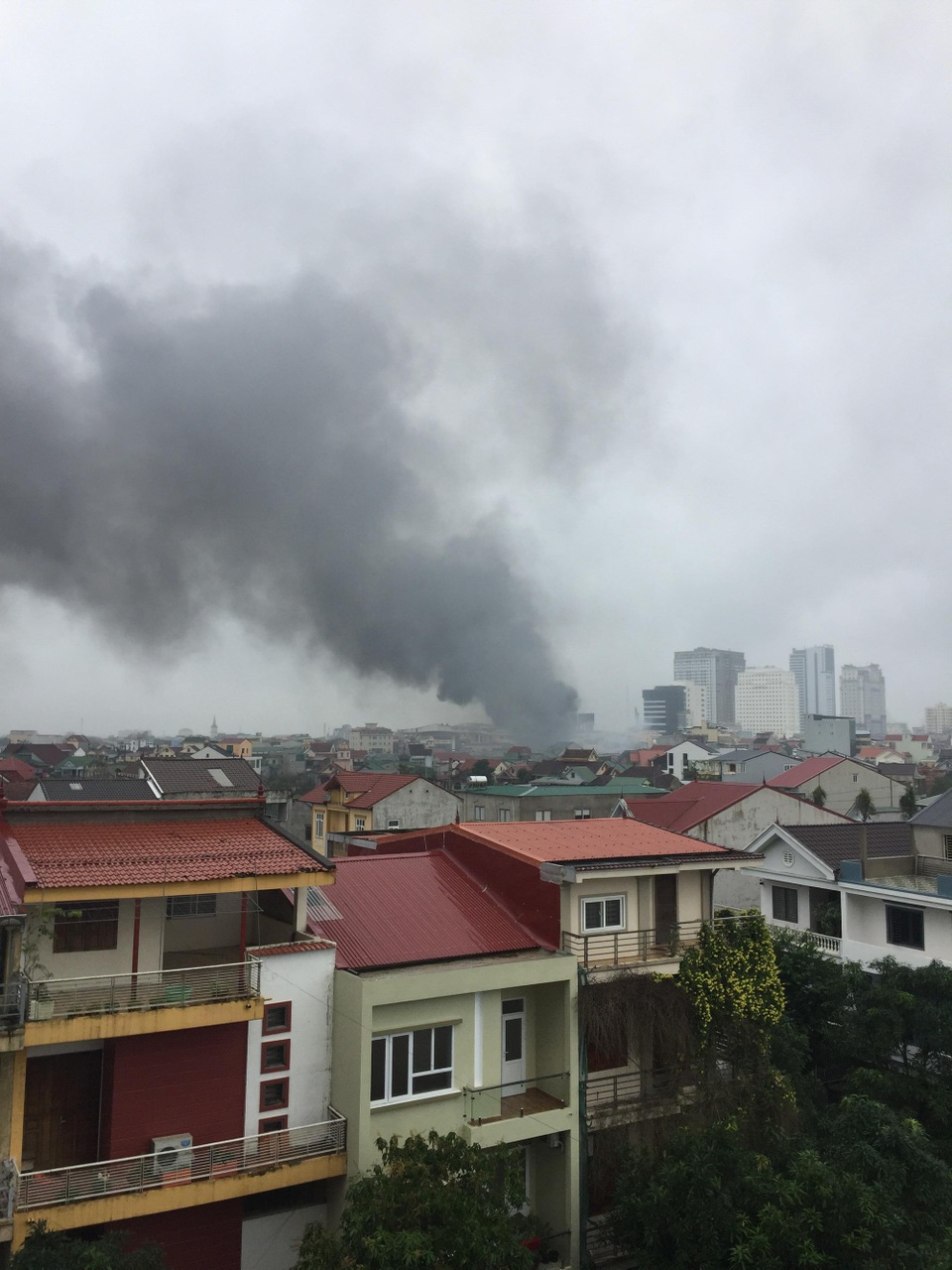 Kho hàng rộng 2.000m2 phục vụ Tết Nguyên đán bốc cháy ngùn ngụt - 1 Có thể nhìn thấy cột khói của vụ cháy từ rất xa