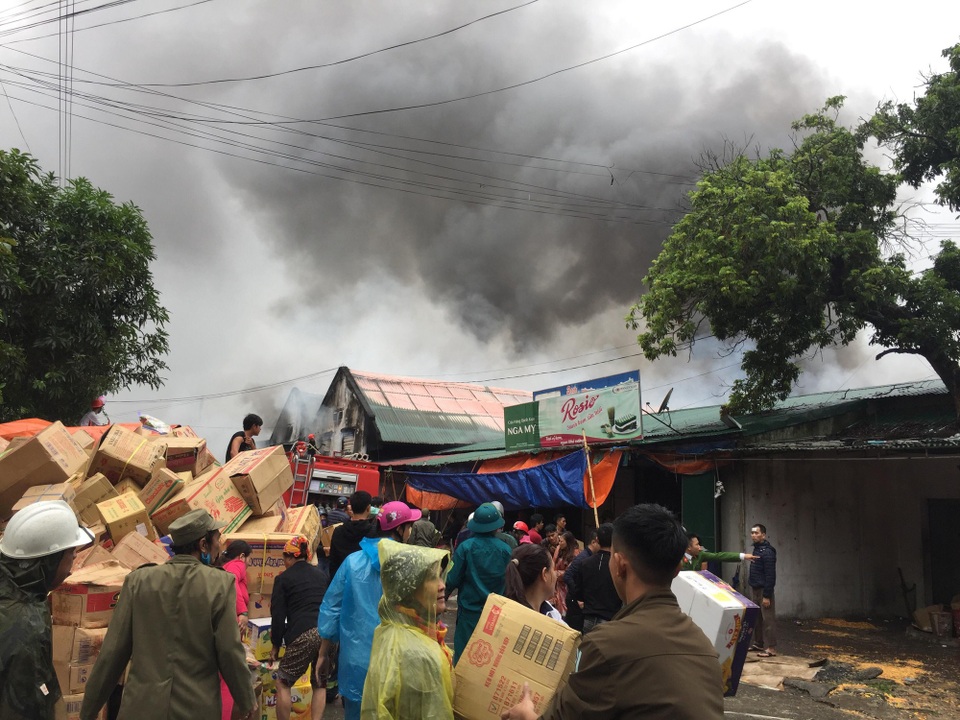 Kho hàng rộng 2.000m2 phục vụ Tết Nguyên đán bốc cháy ngùn ngụt - 9 Các tiểu thương và người dân sơ tán hàng hóa ra ngoài.