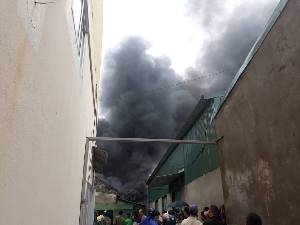 Kho hàng rộng 2.000m2 phục vụ Tết Nguyên đán bốc cháy ngùn ngụt - 3 Khói đen cuồn cuộn bốc lên kèm tiếng nổ...