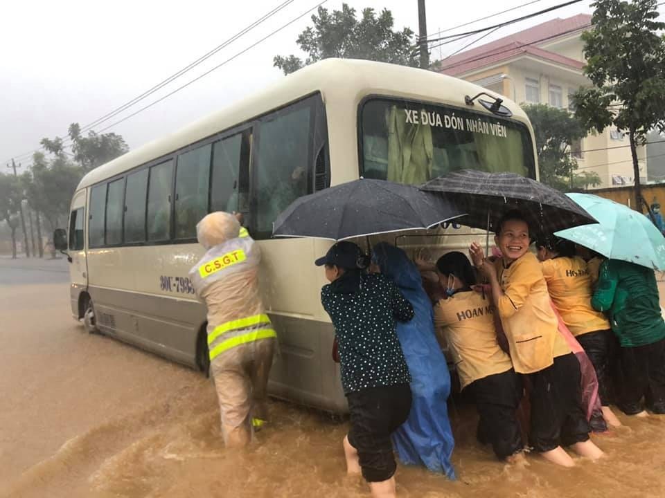 CSGT lội nước đội mưa đẩy xe chết máy - 1
Cảnh sát giao thông Đà Nẵng cùng dân đẩy xe chết máy.