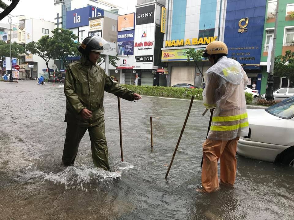 CSGT lội nước đội mưa đẩy xe chết máy - 2
Đánh dấu hố sâu nguy hiểm.