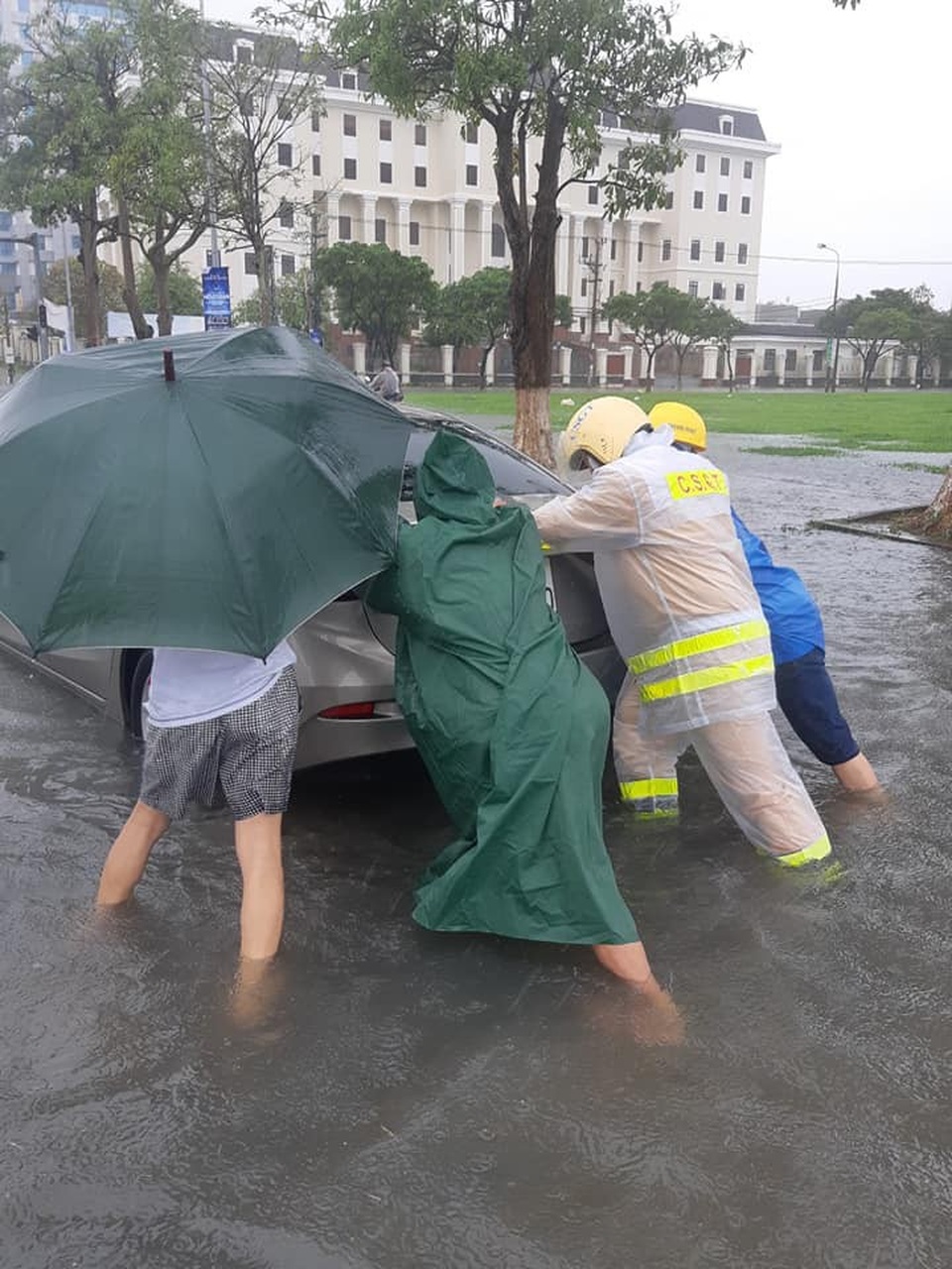 CSGT lội nước đội mưa đẩy xe chết máy - 7 CSGT lội nước đội mưa đẩy xe chết máy - 7