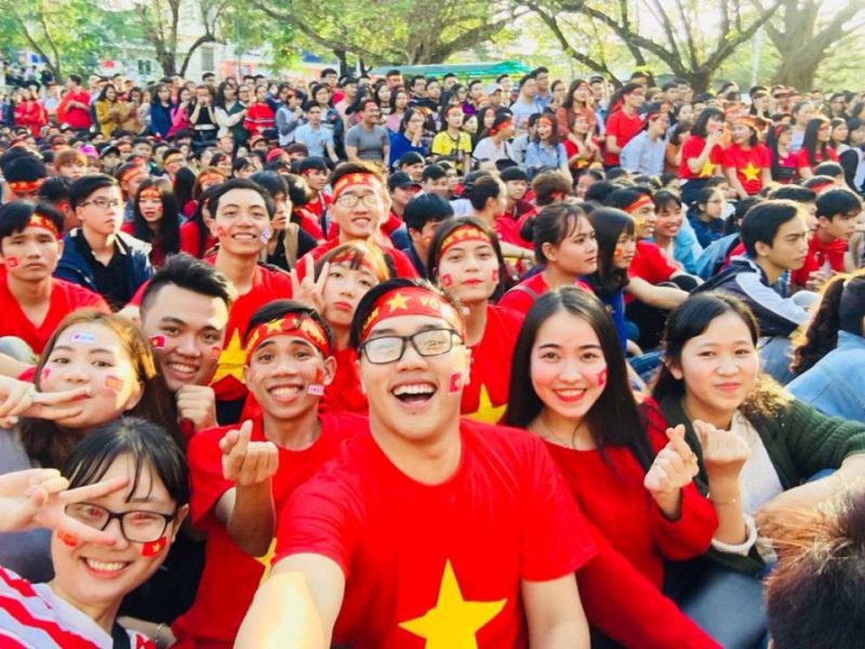 Chàng sinh viên giỏi kiêm "thủ lĩnh" trong các phong trào tình nguyện - 3 Hữu Lập (ngồi hàng đầu) cùng rất đông bạn bè trong một lần cổ vũ Đội tuyển Việt Nam tại trường.