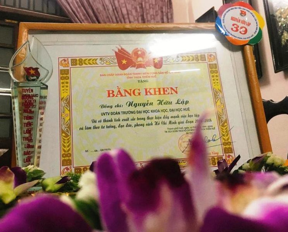 Chàng sinh viên giỏi kiêm "thủ lĩnh" trong các phong trào tình nguyện - 2 Tháng 5/2018, Hữu Lập vinh dự nhận Bằng khen về “thành tích xuất sắc trong thực hiện đẩy mạnh việc học tập và làm theo tư tưởng, đạo đức, phong cách Hồ Chí Minh giai đoạn 2016-2018”.