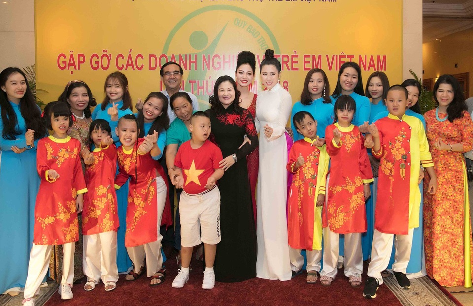 Emily Hồng Nhung làm MC cùng Xuân Bắc - 4 Emily Hồng Nhung làm MC cùng Xuân Bắc - 4