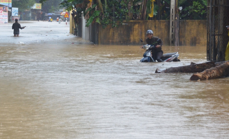 Quảng Ngãi: Lũ lên nhanh, khắp nơi mênh mông nước ngập - 2 Tuyến đường từ trung tâm huyện Nghĩa Hành đi xã Hành Dũng bị nước sông Phước Giang gây ngập nặng. Ông Nguyễn Tấn Tài (xã Hành Dũng), cho biết, nước lũ bắt đầu lên lúc 4h sáng khiến nhiều người dân khá bất ngờ. Ở đồng bằng mưa nhỏ nên không ngờ có lũ, sáng ra thấy nước ngập trắng hết mới biết là đêm qua trên núi mưa to, ông Tài cho biết.