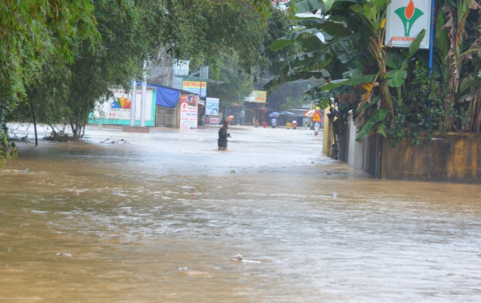 Quảng Ngãi: Lũ lên nhanh, khắp nơi mênh mông nước ngập - 3 10h ngày 9/12, khu vực trung tâm xã Hành Dũng (huyện Nghĩa Hành) bị ngập sâu hơn 1 m.