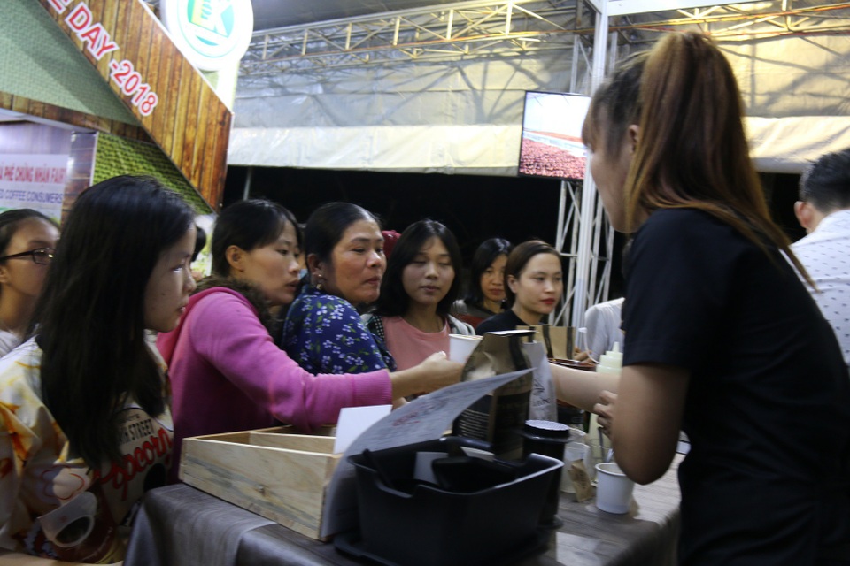 Chen chân thưởng thức cà phê miễn phí tại Ngày hội cà phê Việt Nam - 3 Nhiều người phải mất gần nửa tiếng đồng hồ mới chọn và thưởng thức được loại cà phê yêu thích do số lượng khách đến uống cà phê miễn phí đông, trong khi không gian của mỗi gian hàng là có hạn