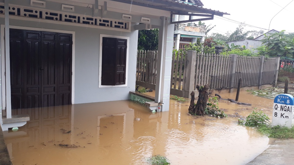 Quảng Ngãi: Lũ lên nhanh, khắp nơi mênh mông nước ngập - 4 Nước lũ lên nhanh gây ngập nhiều nhà dân nằm ven các con sông lớn trên địa bàn huyện Tư Nghĩa, Nghĩa Hành.